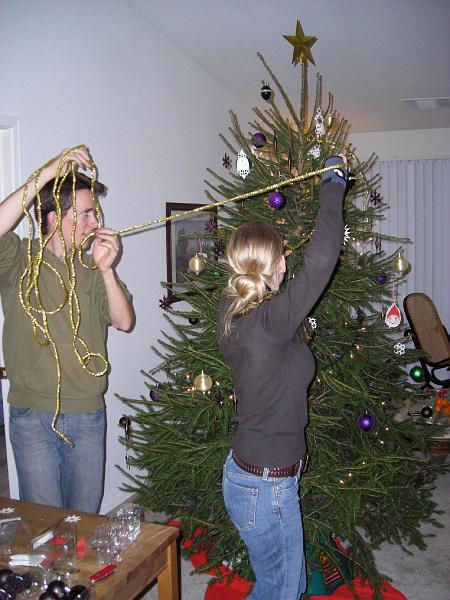 01 Vi pynter juletræ.JPG - Vi havde selv været ude at fælde juletræ inden Christian og Anna ankom. De var så med til at pynte træet.